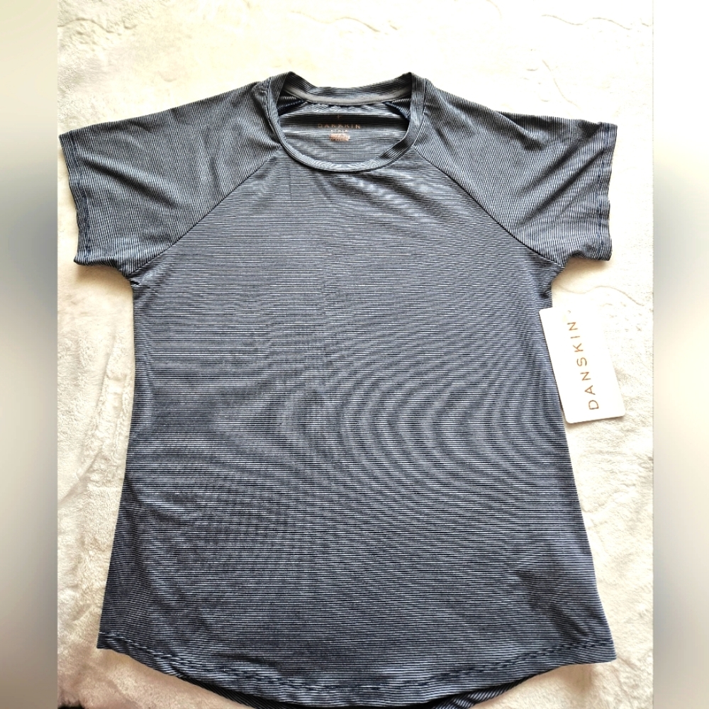 DANSKIN Stretch sports T-shirt.